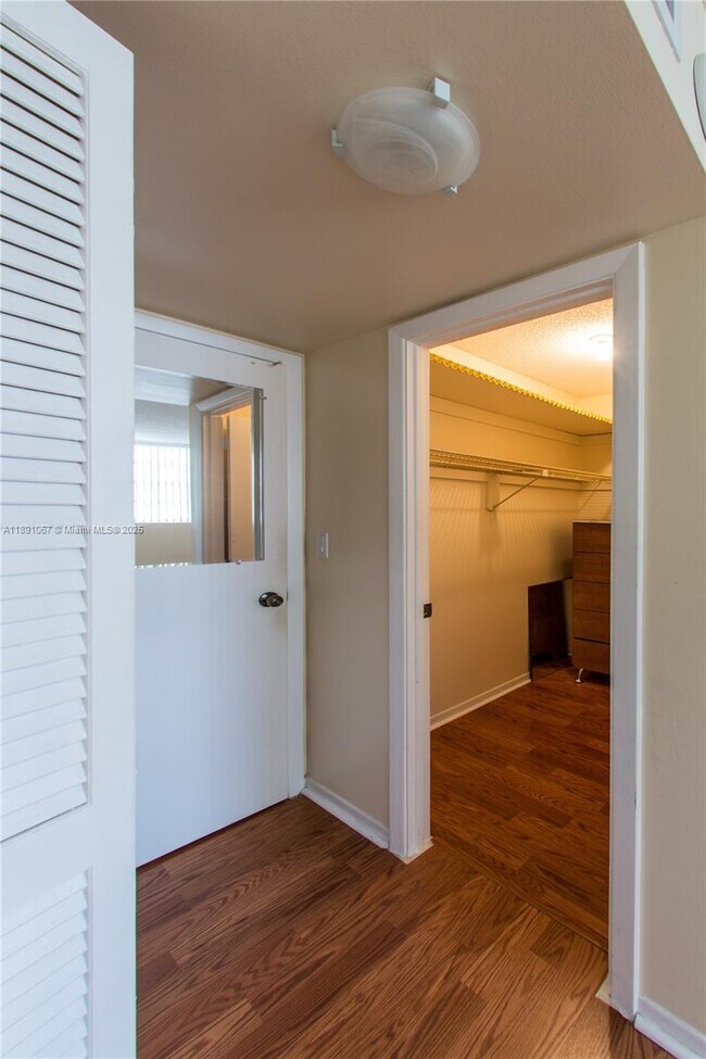 Building Photo - 1833 S Ocean Dr