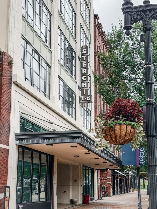 Building Photo - AVAILABLE AUGUST 21st!!!!! Gorgeous 2 bedroom 1 bath Condo on Gay Street in downtown Knoxville!!!