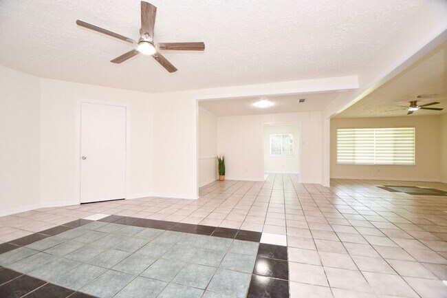 Building Photo - 16823 Cobble Ridge Dr