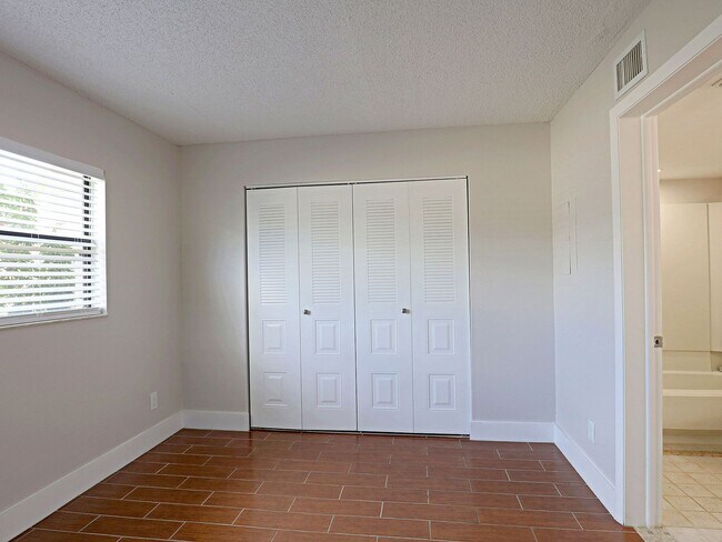 Building Photo - $250 OFF FIRST MONTH RENT!! Affordable & Newly Remodeled 1-Bedroom in the Heart of Fort Myers!