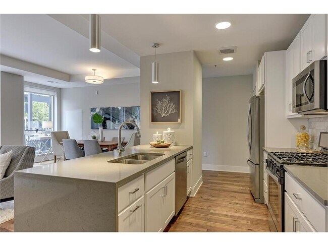 Building Photo - 212 10th Ave S