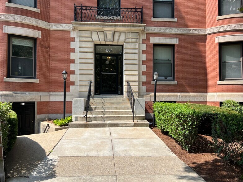 Building Photo - 1064 Beacon St