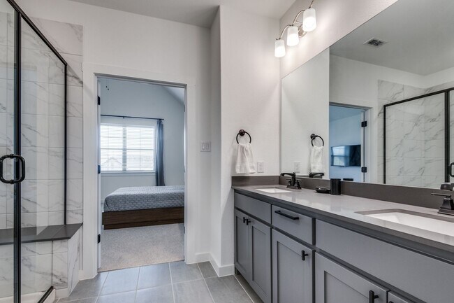 Building Photo - Lovely Las Colinas Townhome