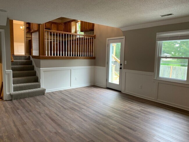 Building Photo - Large 4 Bedroom/3 Bath Home in Lee's Summit