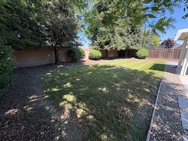 Building Photo - NW Visalia Available Now!