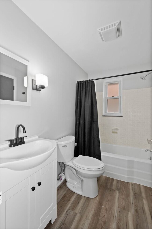 Building Photo - Stunning 3 bed, 2 bath home in East Hills available August 1!
