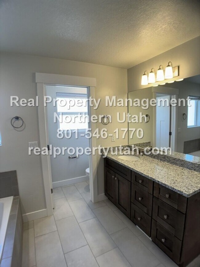 Building Photo - Newly Built 3 Bedroom 2.5 Bath Morgan Town...