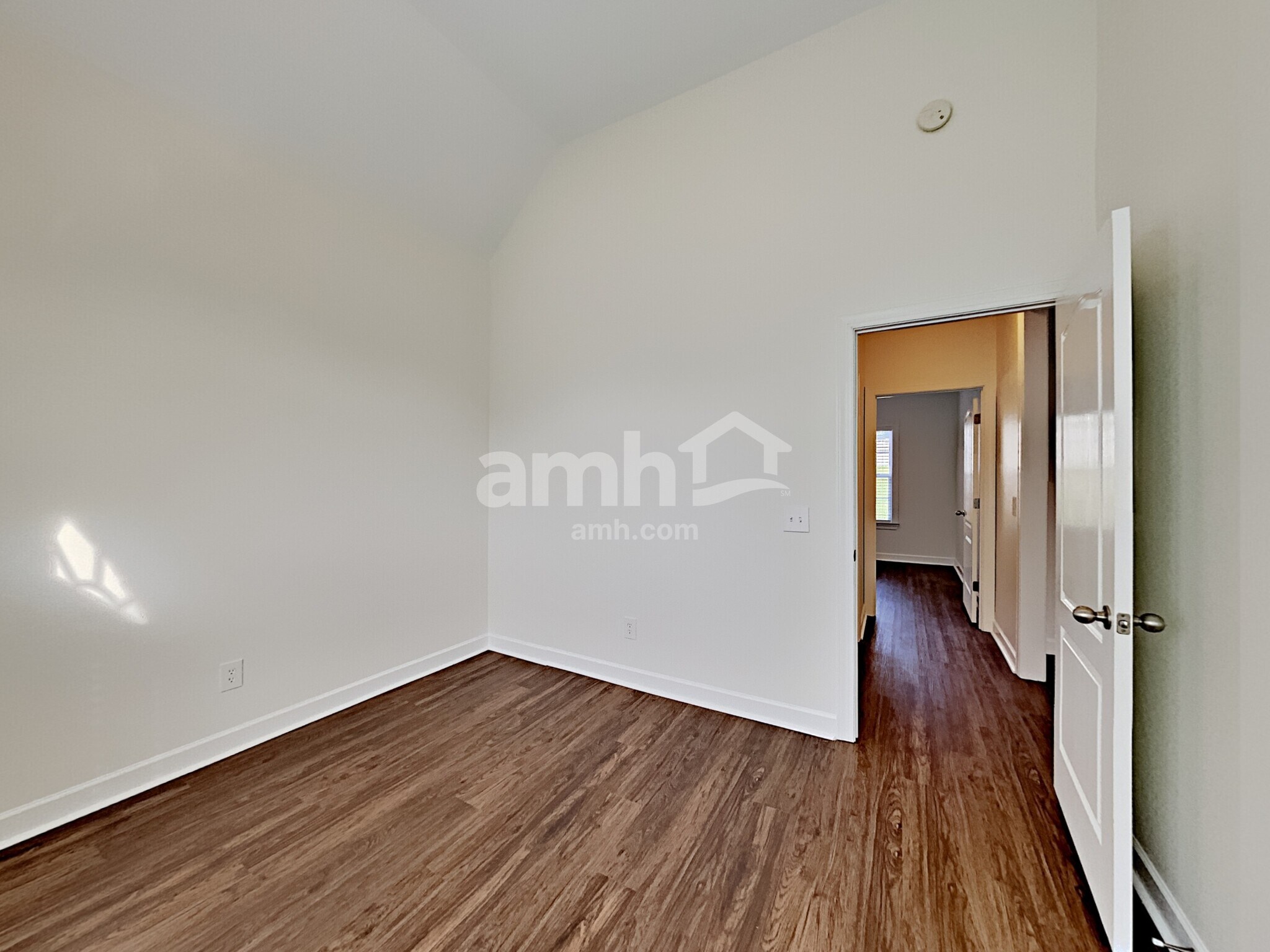 Building Photo - 563 Summit Way