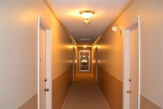 Building Photo - Close to everything West Roxbury offers! Bright 2-bedroom condo for rent!