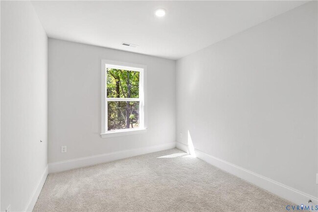 Building Photo - 121 This Wy