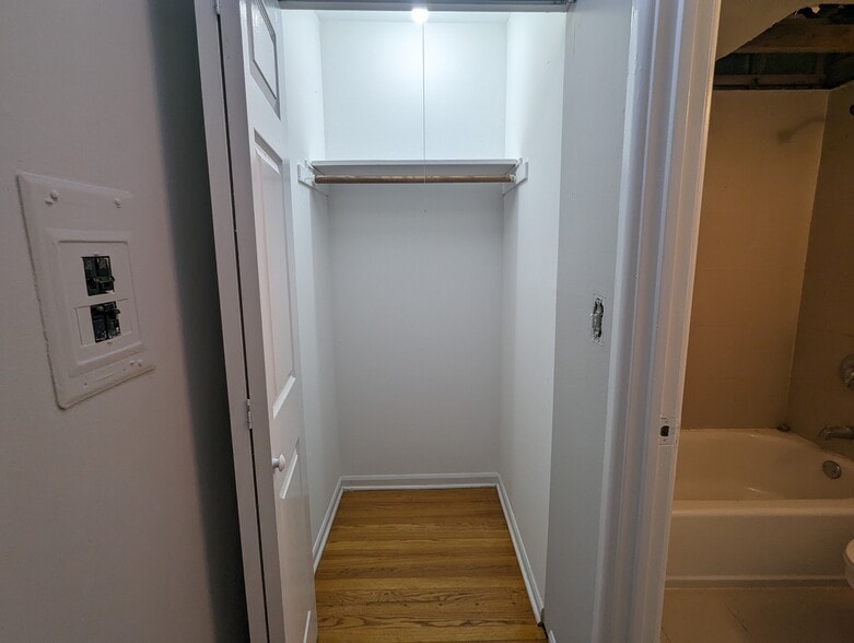 Building Photo - 524 W Oakdale Ave