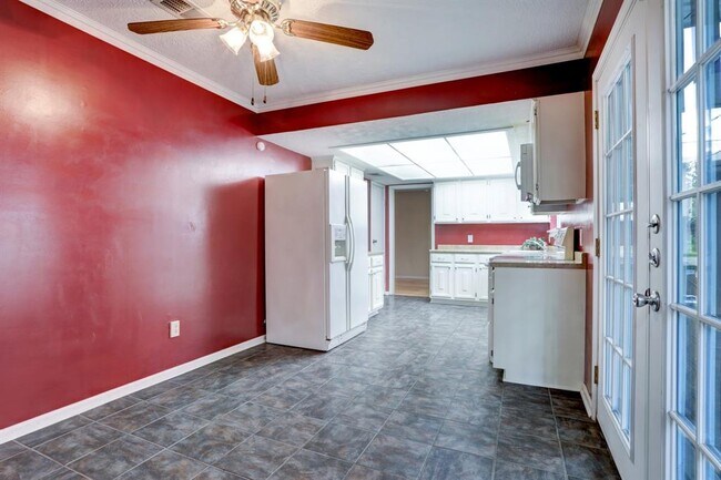 Building Photo - 15219 Silverman St