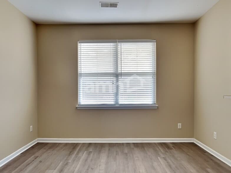 Building Photo - 250 Westbrooke Rd