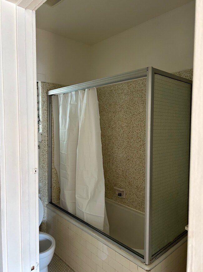 Building Photo - 1333 N Mansfield Ave