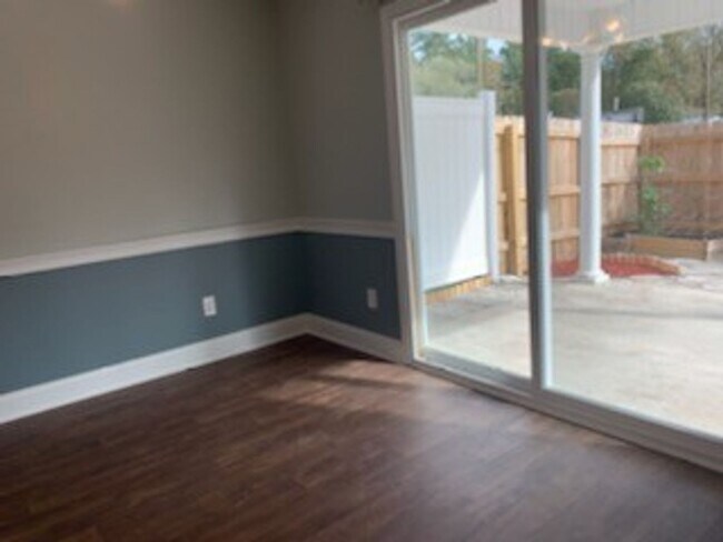 Building Photo - Townhome in Desirable Croatan Crossing Sub...