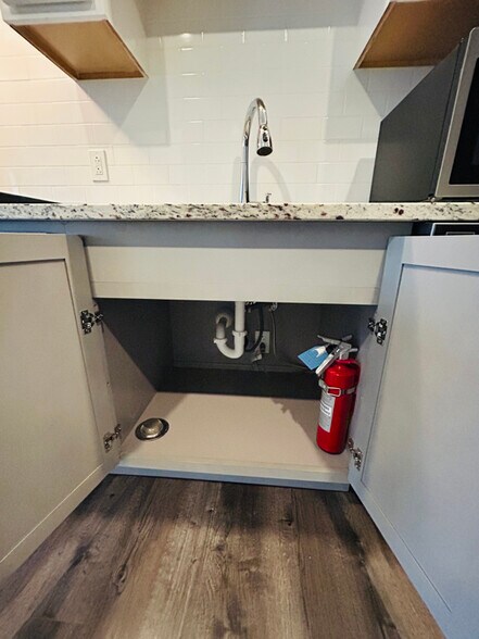 Building Photo - 550 New Holland Ave