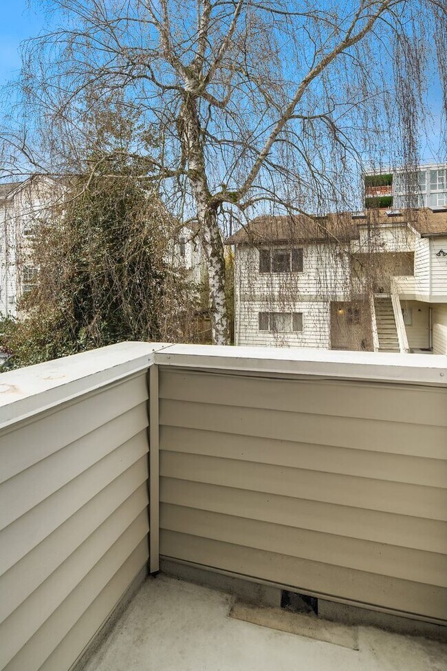 Building Photo - 3Bd/2.25Ba Seattle Townhouse