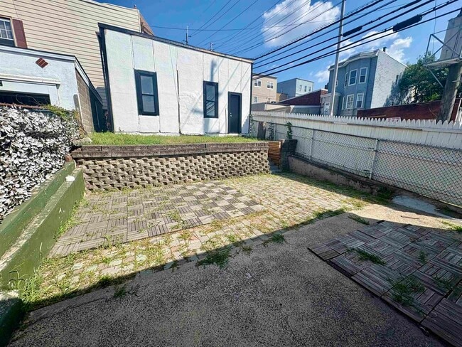 Building Photo - 1000 Columbia Ave