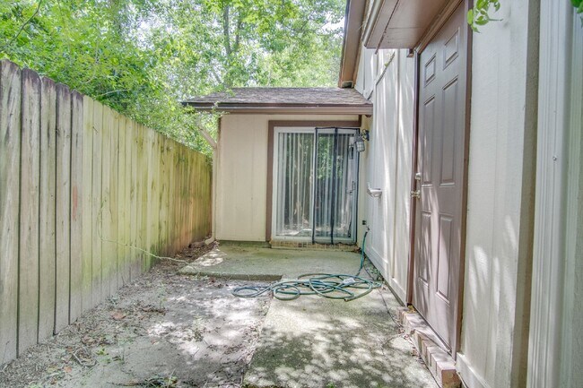 Building Photo - North Pensacola 3BR/2BA Home Near UWF Featuring Vaulted Ceilings & Privacy-Fenced Backyard