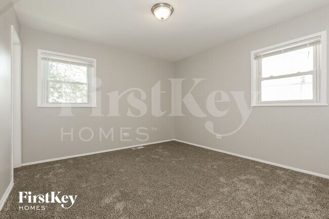 Building Photo - 124 S Chestnut Ln