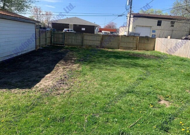 Building Photo - 3-Bedroom/1-Bathroom Home – Available August!