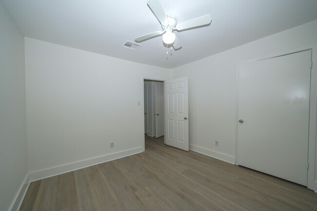 Building Photo - 5471 Loch Lomond Dr