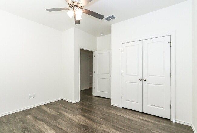 Building Photo - 3 Bedroom Townhome