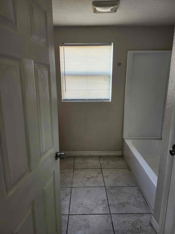 Building Photo - 1335 E Bay St