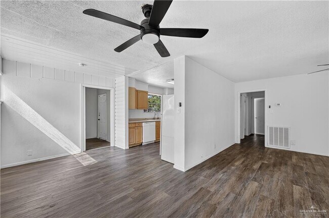 Building Photo - 20 Quince Ave