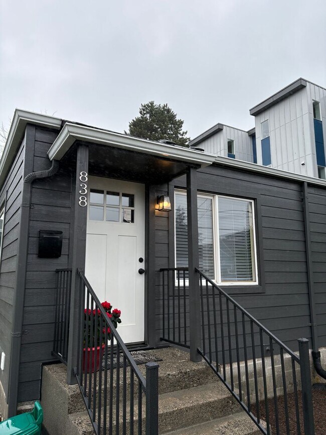 Primary Photo - Ballard Beauty, 2 bed 2 bath Remodel with two entrances.