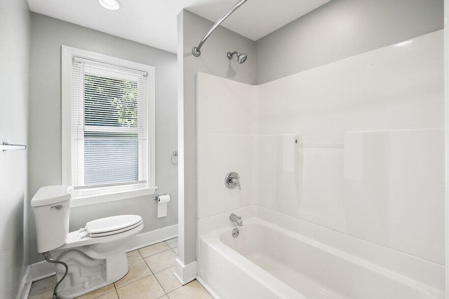 Bath - 1939 Fairland St