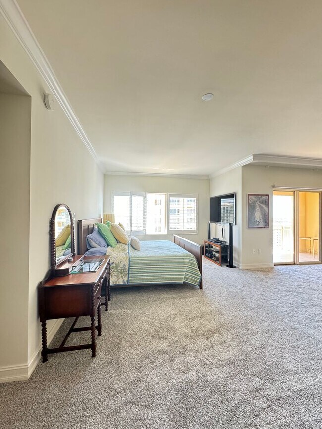 Building Photo - Seasonal/short term 3/2 renovated Ritz Carlton beauty with long water views