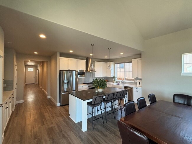 Building Photo - Modern Home with Beautiful Mountain Views ...