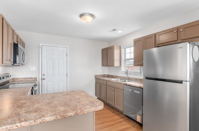 Building Photo - 131 Cherry Grove Dr
