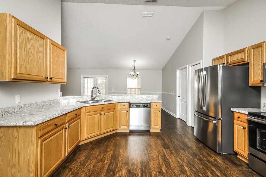 Building Photo - 6025 Live Oak Dr