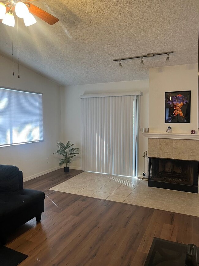 Building Photo - 2bed/2bath Townhome in Quiet Neighborhood