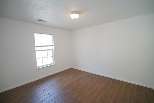 Building Photo - 3 Bed / 3 Bath Condo in Gated Community