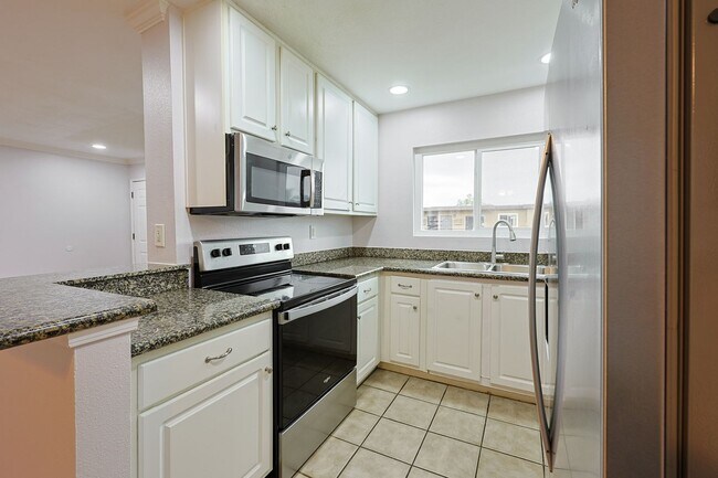 Building Photo - 2-Bed, 1.5-Bath Condo in Convenient El Cajon Location