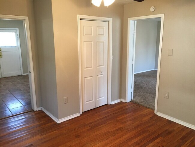 Building Photo - Spacious 3/1 With Back Patio!