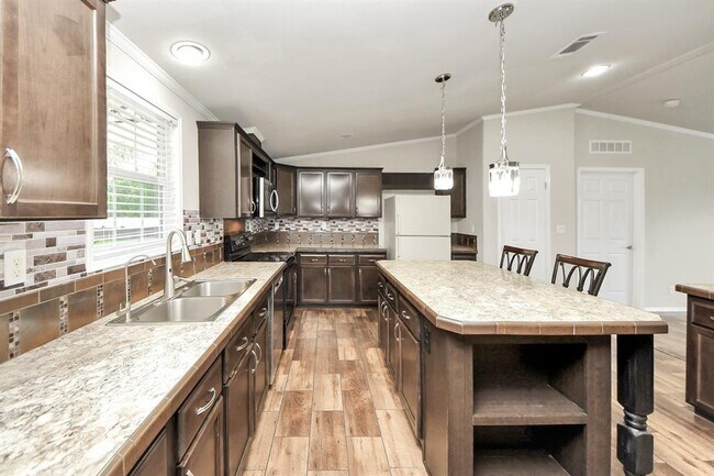 Building Photo - 4000 Mustang Rd