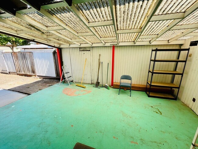 Building Photo - 108 Gladys Ave