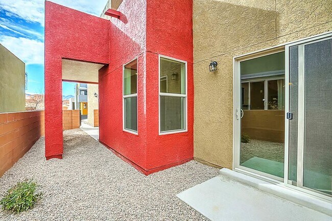 Building Photo - 1515 Borrego Dr SE