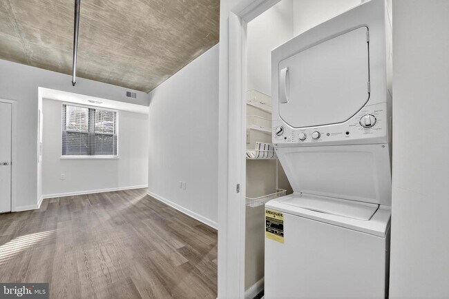 Building Photo - 1300 N St NW