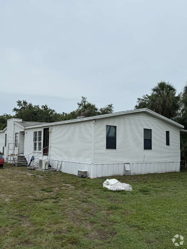 Building Photo - "Charming 1-Bedroom Retreat with Full & Ha...