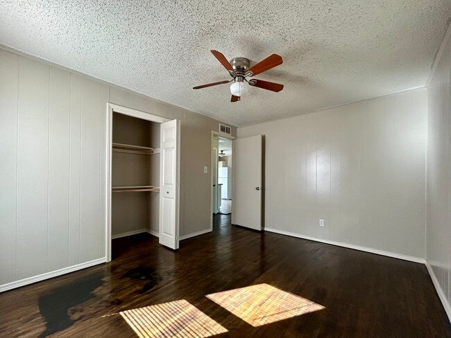 Building Photo - 2 Bedroom in SW Wichita, KS