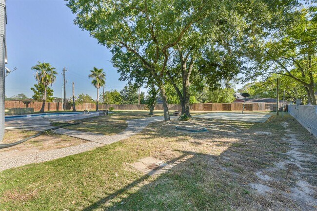 Building Photo - 6918 Bent Branch Dr