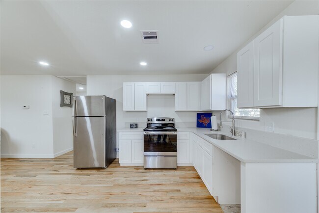 Building Photo - 6603 Victoria St