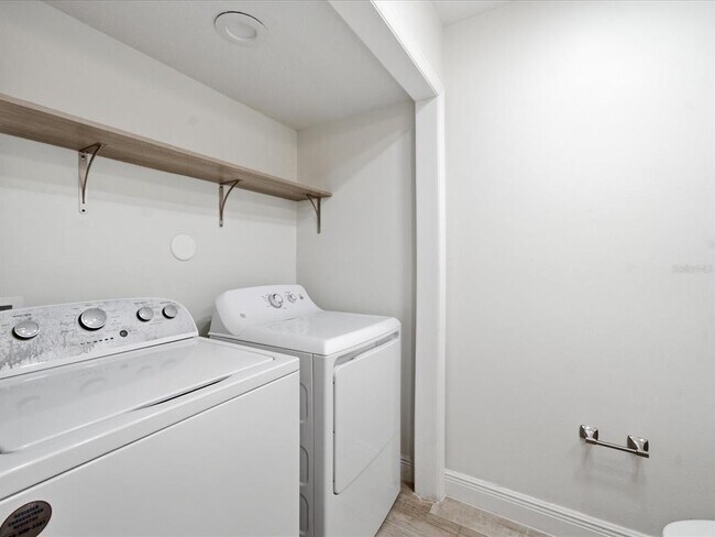 Building Photo - 15446 E Pond Woods Dr