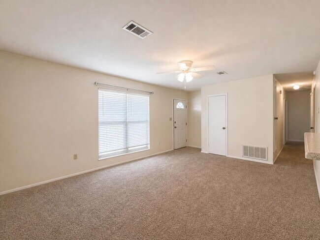 Building Photo - "Charming 3-Bedroom Oasis in Fort Walton Beach!"