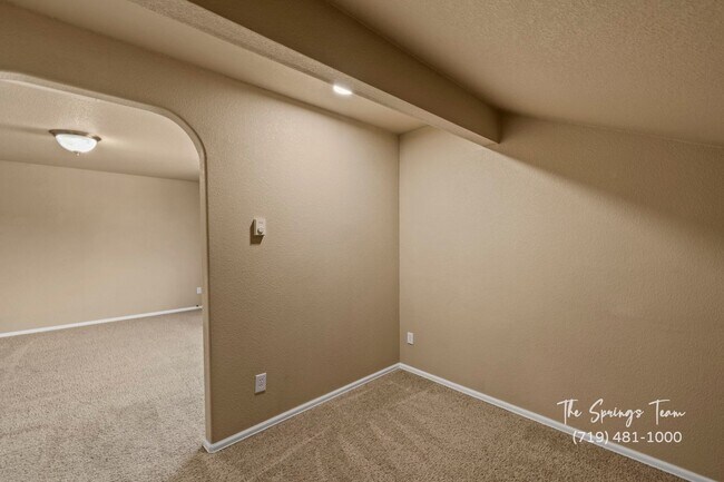 Building Photo - Spacious & Unique 3BD/2BA Townhome w/ Gara...